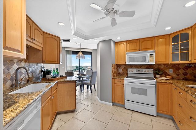 5950 PELICAN BAY PLAZA S 2E, Gulfport, FL 33707