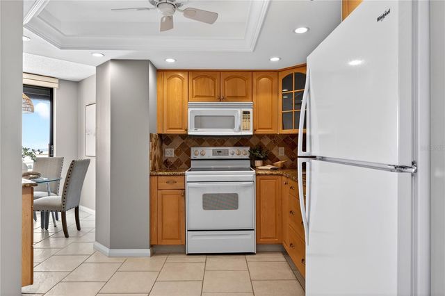 5950 PELICAN BAY PLAZA S 2E, Gulfport, FL 33707