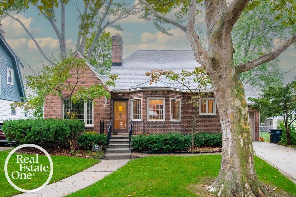 855 Loraine Street, Grosse Pointe, MI 48230