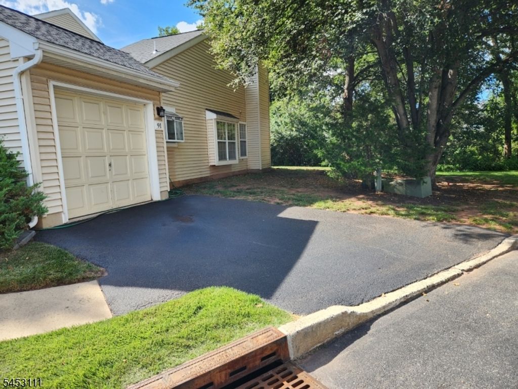 91 Stonehedge Ct 91, Franklin Twp., NJ 08873 — photo 2