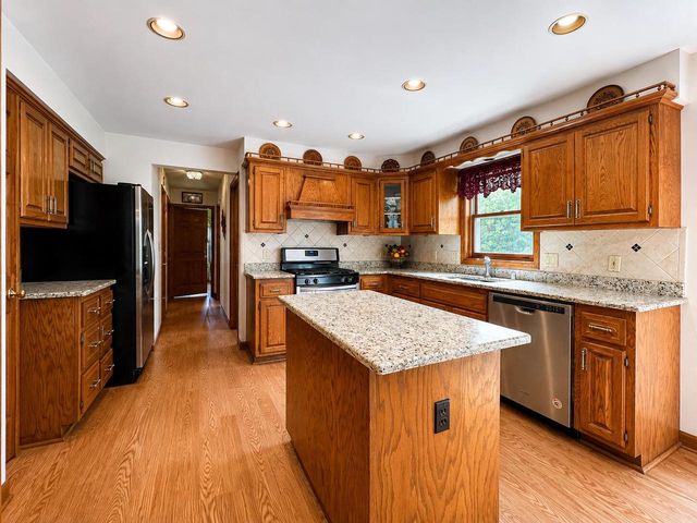 12231 W White Oak DRIVE, Greenfield, WI 53228