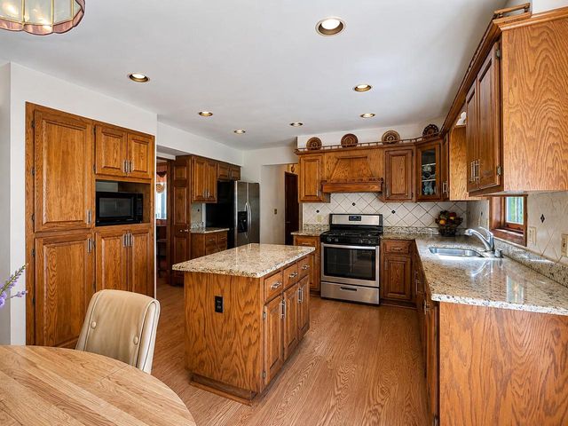 12231 W White Oak DRIVE, Greenfield, WI 53228
