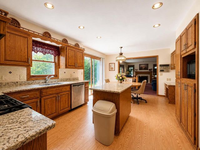 12231 W White Oak DRIVE, Greenfield, WI 53228