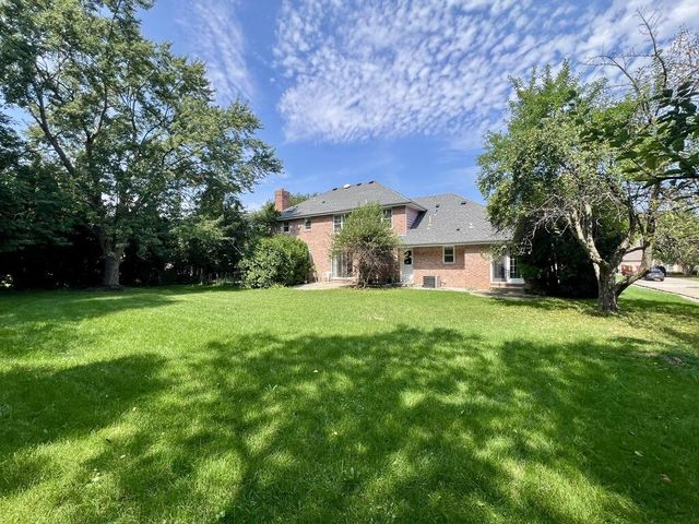 12231 W White Oak DRIVE, Greenfield, WI 53228