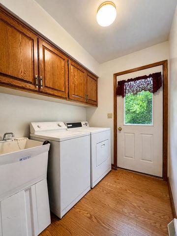 12231 W White Oak DRIVE, Greenfield, WI 53228