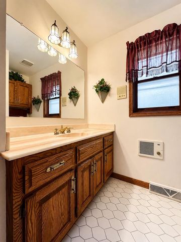 12231 W White Oak DRIVE, Greenfield, WI 53228