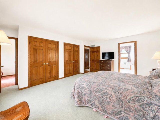 12231 W White Oak DRIVE, Greenfield, WI 53228