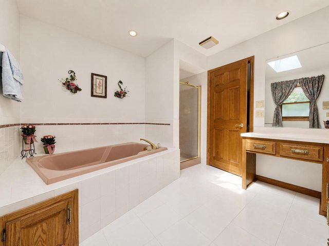 12231 W White Oak DRIVE, Greenfield, WI 53228