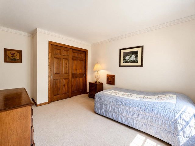 12231 W White Oak DRIVE, Greenfield, WI 53228