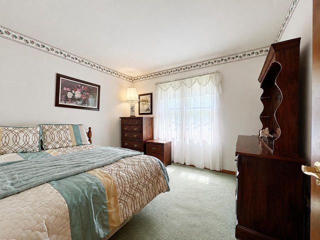 12231 W White Oak DRIVE, Greenfield, WI 53228