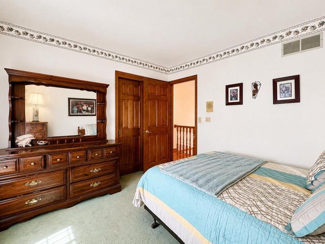 12231 W White Oak DRIVE, Greenfield, WI 53228