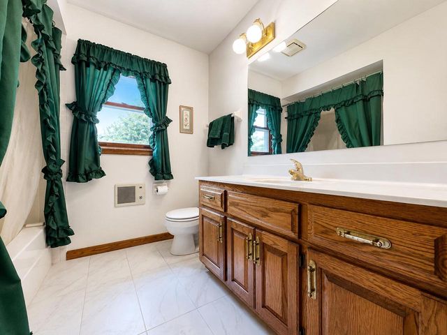 12231 W White Oak DRIVE, Greenfield, WI 53228