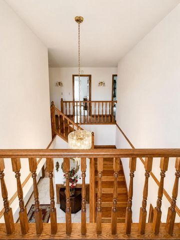 12231 W White Oak DRIVE, Greenfield, WI 53228
