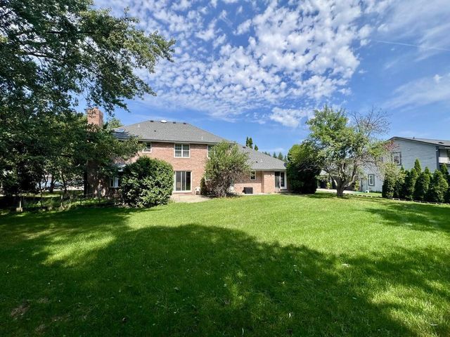 12231 W White Oak DRIVE, Greenfield, WI 53228