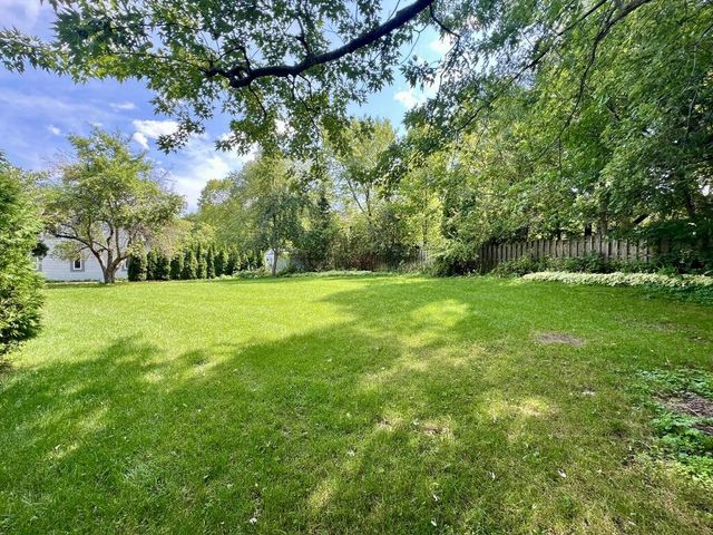 12231 W White Oak DRIVE, Greenfield, WI 53228