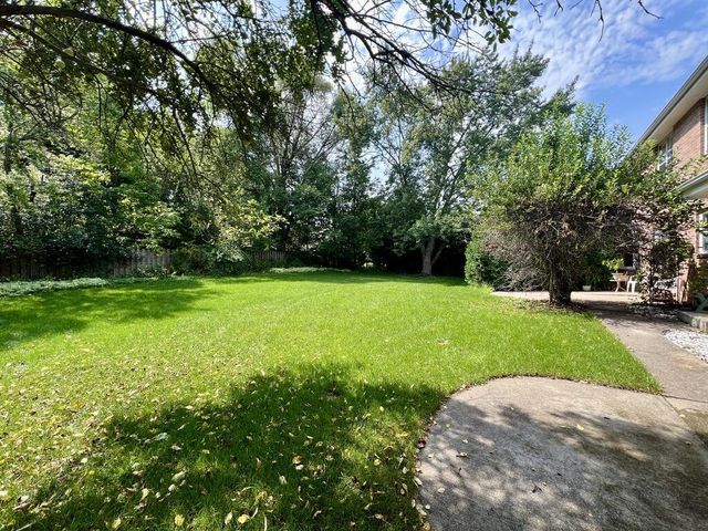 12231 W White Oak DRIVE, Greenfield, WI 53228