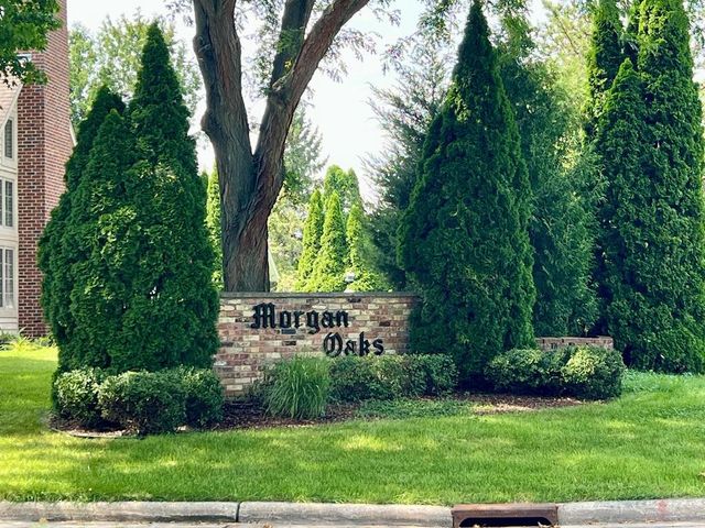 12231 W White Oak DRIVE, Greenfield, WI 53228