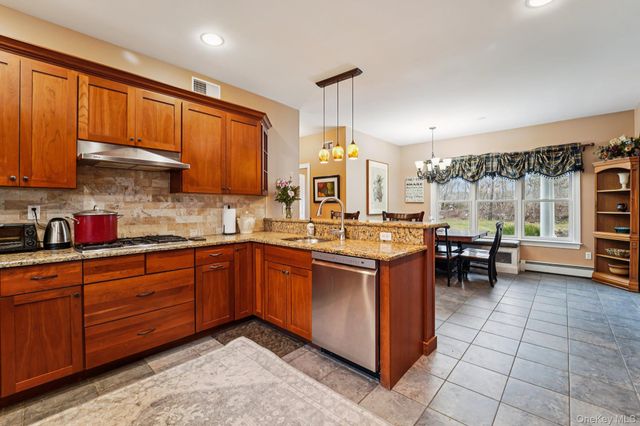 25 Navajo Trail, Sloatsburg, NY 10974