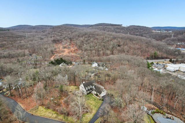 25 Navajo Trail, Sloatsburg, NY 10974