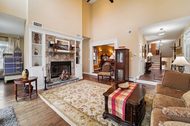 25 Navajo Trail, Sloatsburg, NY 10974