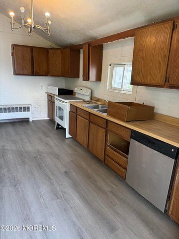 5 Leroy Place, Keansburg, NJ 07734