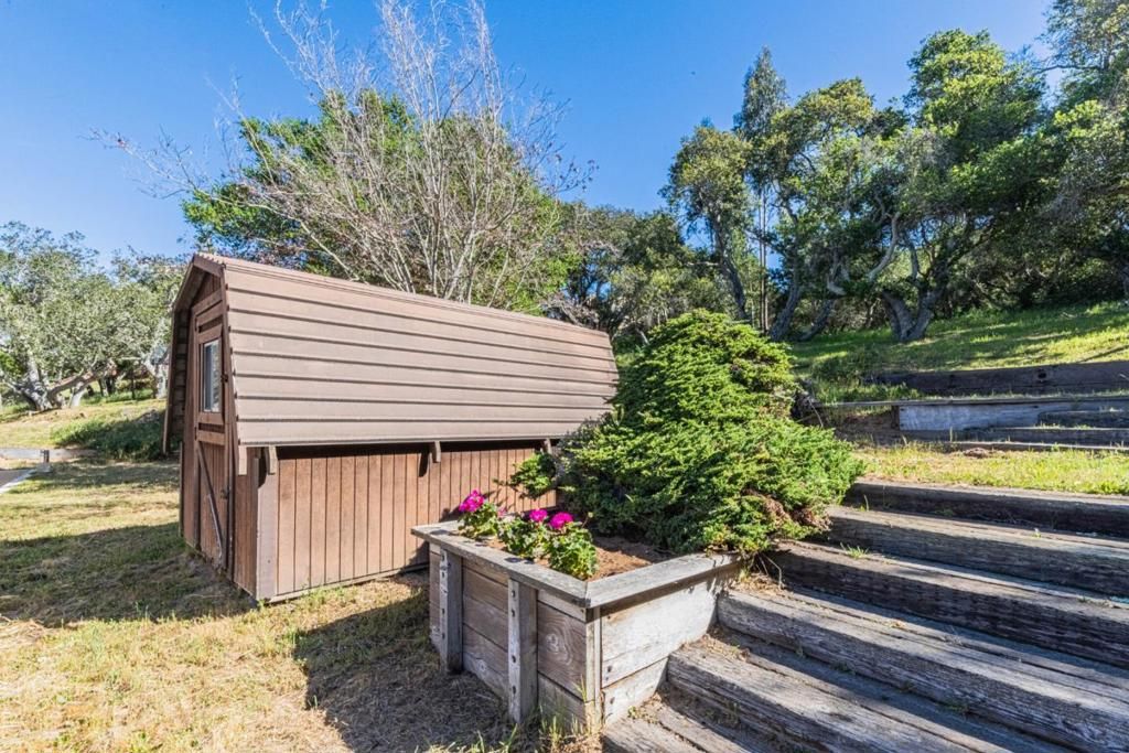 Image 14 of property listing at 6959 Valle Pacifico Road, Salinas, CA 93907