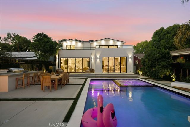 22518 Burbank, Woodland Hills, CA 91367