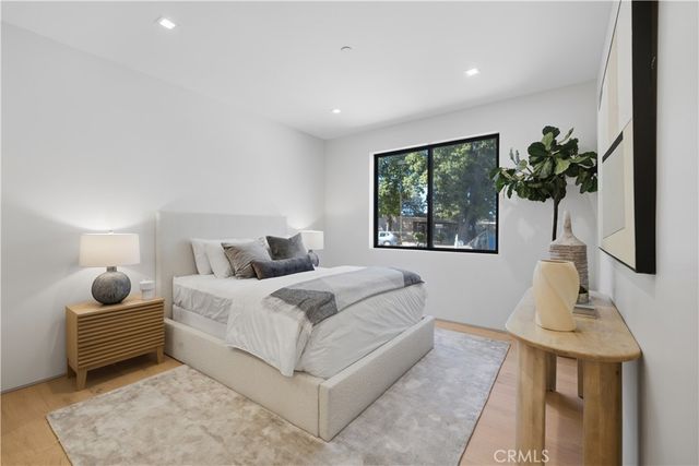 22518 Burbank, Woodland Hills, CA 91367