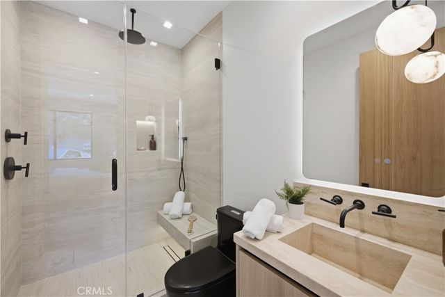 22518 Burbank, Woodland Hills, CA 91367