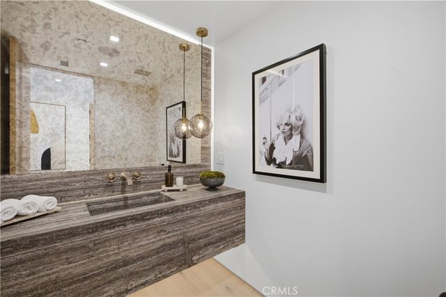 22518 Burbank, Woodland Hills, CA 91367