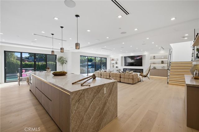 22518 Burbank, Woodland Hills, CA 91367