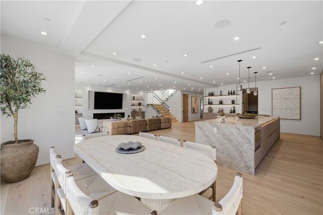 22518 Burbank, Woodland Hills, CA 91367