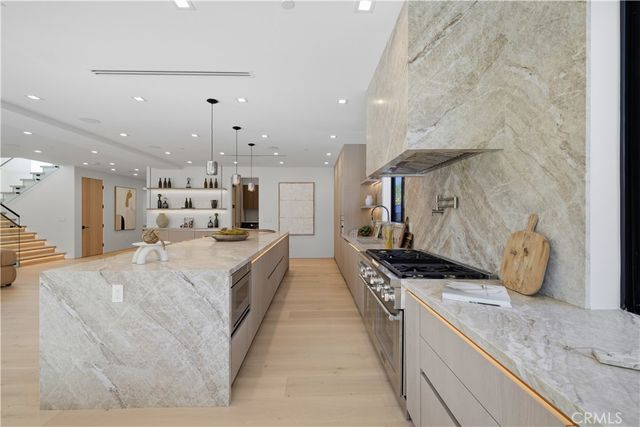 22518 Burbank, Woodland Hills, CA 91367