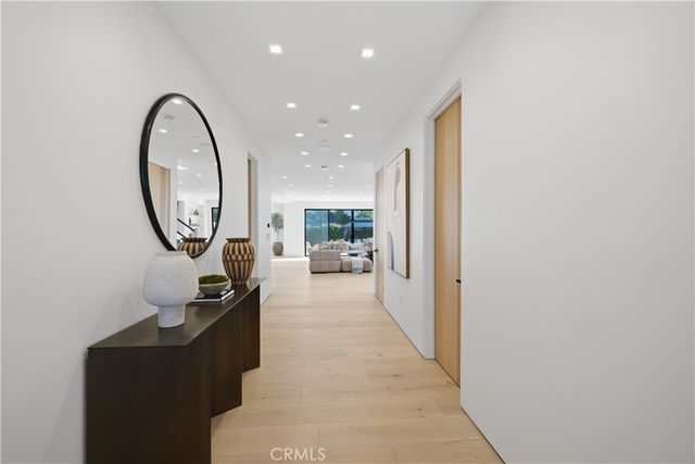 22518 Burbank, Woodland Hills, CA 91367