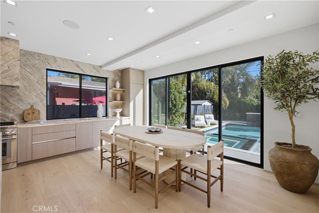 22518 Burbank, Woodland Hills, CA 91367