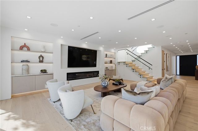 22518 Burbank, Woodland Hills, CA 91367
