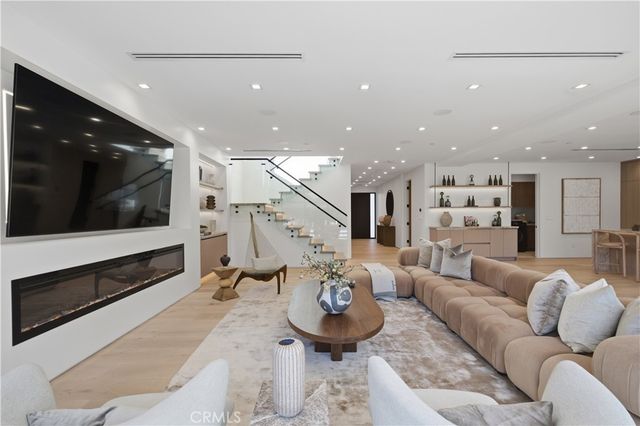22518 Burbank, Woodland Hills, CA 91367