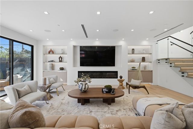 22518 Burbank, Woodland Hills, CA 91367