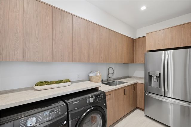 22518 Burbank, Woodland Hills, CA 91367