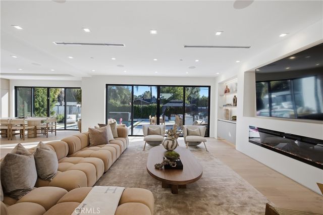 22518 Burbank, Woodland Hills, CA 91367