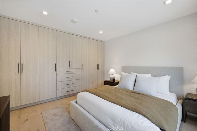 22518 Burbank, Woodland Hills, CA 91367