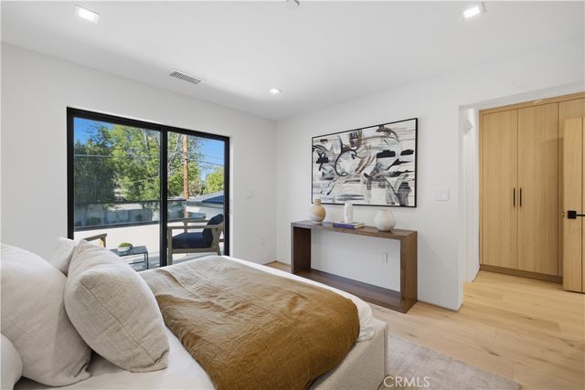 22518 Burbank, Woodland Hills, CA 91367