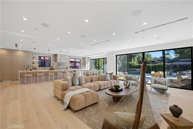 22518 Burbank, Woodland Hills, CA 91367