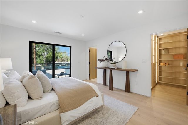 22518 Burbank, Woodland Hills, CA 91367
