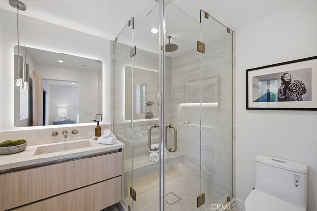 22518 Burbank, Woodland Hills, CA 91367