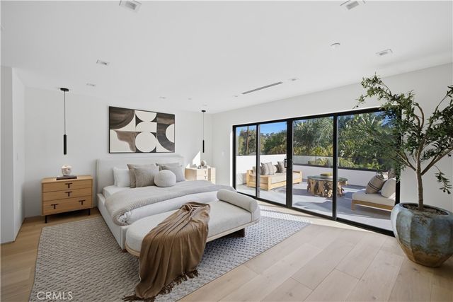 22518 Burbank, Woodland Hills, CA 91367