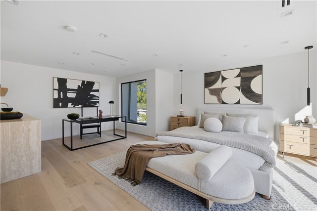 22518 Burbank, Woodland Hills, CA 91367
