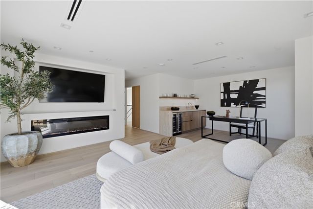22518 Burbank, Woodland Hills, CA 91367