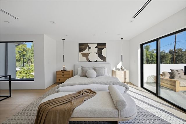 22518 Burbank, Woodland Hills, CA 91367