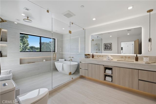 22518 Burbank, Woodland Hills, CA 91367